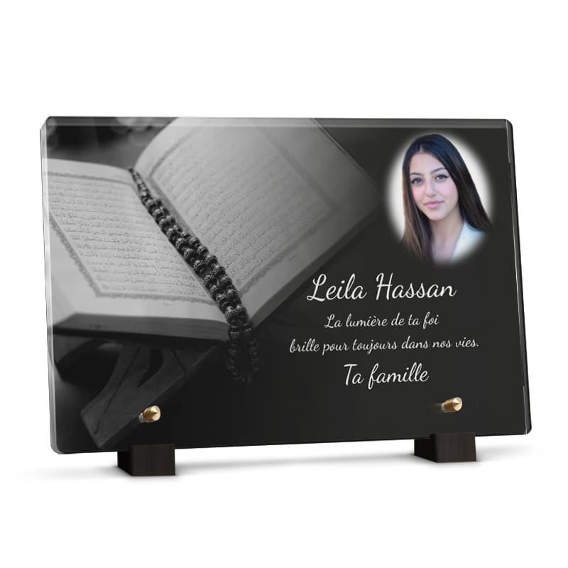 plaque musulmane avec une image du Coran avec photo
