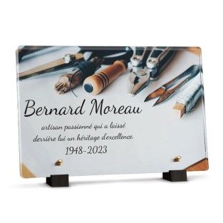 Plaque avec outils pour la tombe d'un artisan