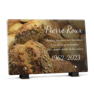 Plaque funéraire avec décor de pain pour boulanger avec texte