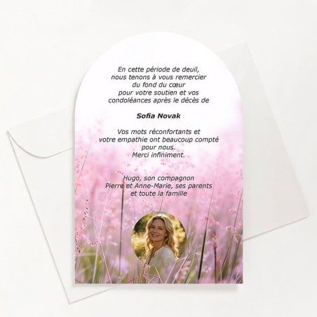 Carte de remerciements funéraire champs de fleurs roses avec photo
